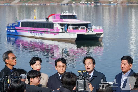 박주민, 천준호 더불어민주당 의원과 서울시의원들이 16일 서울 송파구 잠실선착장 인근 한강버스 중단 사고 현장을 살피며 운항 전면 중단을 촉구하고 있다. 2025.11.16/뉴스1 ⓒ News1 안은나 기자