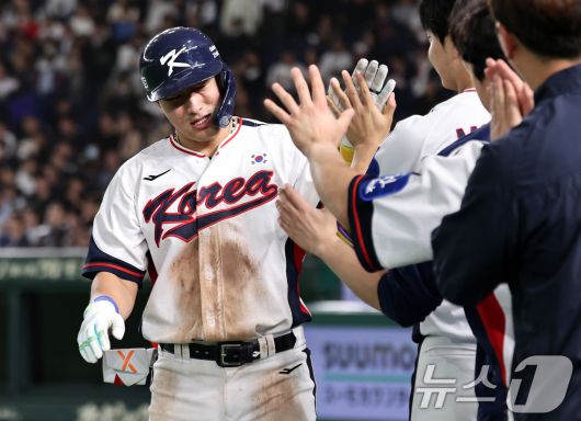 16일 오후 일본 도쿄돔에서 열린 월드베이스볼클래식(WBC) 대비 평가전 '2025 케이 베이스볼 시리즈(K-BASEBALL SERIES)' 일본과의 2차전 경기. 대한민국 안현민이 8회말 1사 주자없는 상황 솔로홈런을 치고 동료들과 하이파이브를 하고 있다. 2025.11.16/뉴스1 ⓒ News1 구윤성 기자
