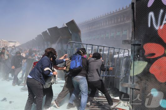 15일(현지시간) 멕시코 멕시코시티의 국립궁전 밖에서 반정부 시위가 발생해 시위대와 경찰이 충돌하고 있다. 2025.11.15./뉴스1 ⓒ 로이터=뉴스1 ⓒ News1 이창규 기자