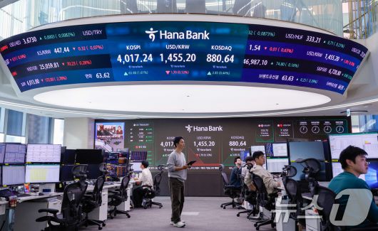 10일 오전 서울 중구 하나은행 본점 딜링룸 전광판에 코스피, 코스닥 지수와 달러·원 환율이 나오고 있다. 이날 코스피는 38.11포인트(0.96%) 오른 3991.87로 출발했다. 2025.11.10/뉴스1 ⓒ News1 안은나 기자