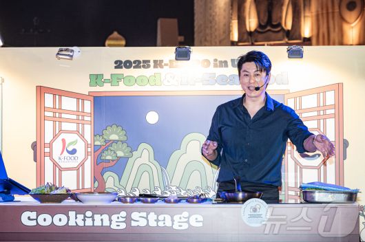 15일(현지 시각) 아랍에미리트 두바이 글로벌 빌리지에서 열린 '2025 K-엑스포 아랍에미리트: 올 어바웃 케이 스타일'에서 배우 류수영이 쿠킹쇼를 진행하며 요리법을 설명하고 있다. (사진가 장석현 제공, 재판매 및 DB금지) 2025. 11.16/뉴스1 ⓒ News1 정수영 기자
