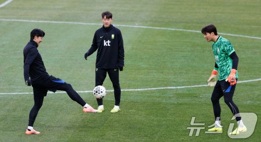 대한민국 남자 축구 국가대표팀 손흥민, 이재성, 송범근이 17일 오후 서울 마포구 월드컵경기장에서 올해 마지막 A매치 가나와의 평가전을 하루 앞두고 공식 훈련을 하고 있다. 2025.11.17/뉴스1 ⓒ News1 안은나 기자