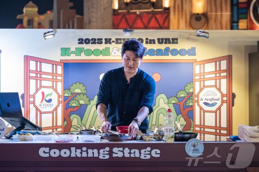 16일(현지 시각) 아랍에미리트 두바이 글로벌 빌리지에서 열린 '2025 K-엑스포 아랍에미리트: 올 어바웃 케이 스타일'의 한 프로그램인 쿠킹쇼에서 배우 류수영이 해물 떡볶이를 선보이고 있다. (사진가 장석현 제공, 재판매 및 DB금지) 2025. 11.17/뉴스1 ⓒ News1 정수영 기자