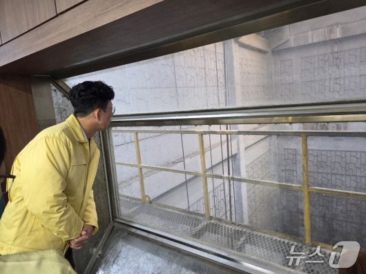 19일 충북 옥천 자원순환센터를 점검하는 송호석 금강유역환경청장(금강청 제공) /뉴스1