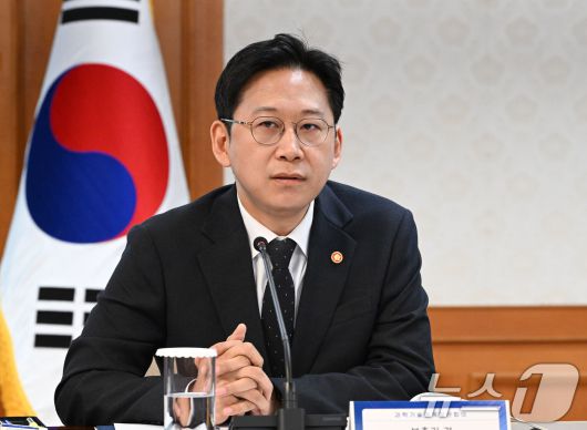 배경훈 부총리 겸 과학기술정보통신부 장관이 24일 서울 종로구 정부서울청사에서 열린 과학기술관계장관회의에서 발언하고 있다. (공동취재) 2025.11.24/뉴스1 ⓒ News1 임세영 기자