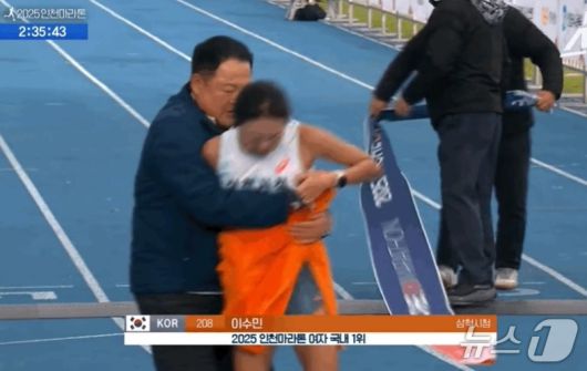 삼척시청 김완기 감독이 1위로 결승선에 들어오고 있는 이수민 선수를 잡아주고 있다. 출처=KBS, 네이버블로그