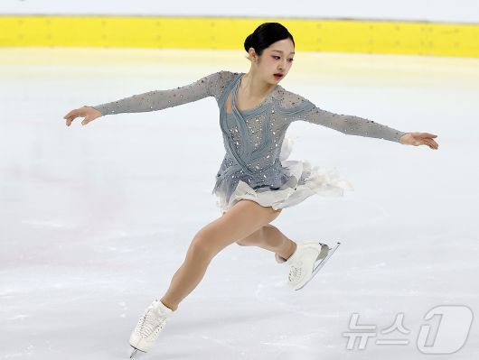 신지아(세화여자고등학교)가 29일 서울 양천구 목동아이스링크에서 열린 2025 KB금융 전국남녀 피겨스케이팅 회장배 랭킹대회 여자 시니어 쇼트프로그램에 출전해 연기를 펼치고 있다. 2025.11.29/뉴스1 ⓒ News1 김진환 기자