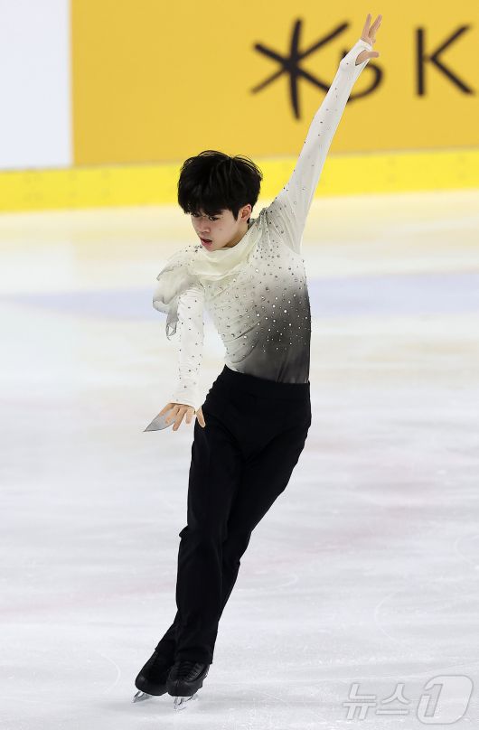 서민규(경신고등학교)가 30일 서울 양천구 목동아이스링크에서 열린 2025 KB금융 전국남녀 피겨스케이팅 회장배 랭킹대회 남자 싱글 프리 프로그램 연기를 펼치고 있다. 2025.11.30/뉴스1 ⓒ News1 김진환 기자