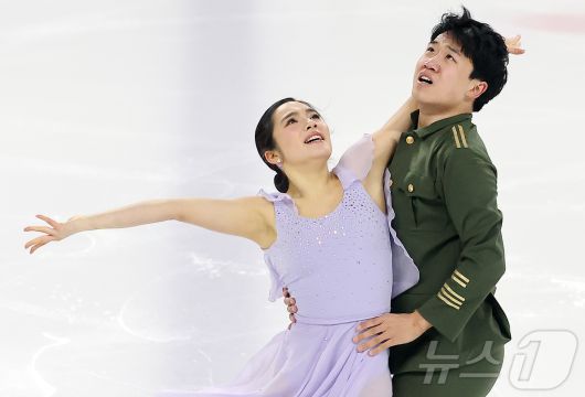 임해나와 권예 조가 30일 서울 양천구 목동아이스링크에서 열린 2025 KB금융 전국남녀 피겨스케이팅 회장배 랭킹대회 아이스댄스 프리 프로그램 연기를 펼친 뒤 팬들에게 인사하고 있다. 2025.11.30/뉴스1 ⓒ News1 김진환 기자