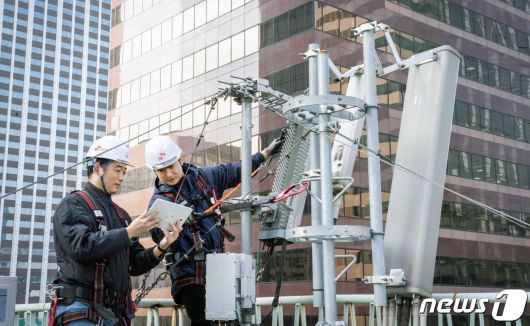 SK텔레콤과 SK오앤에스 직원이 네트워크 품질을 점검하는 모습. (SK텔레콤 제공) 2023.3.28/뉴스1