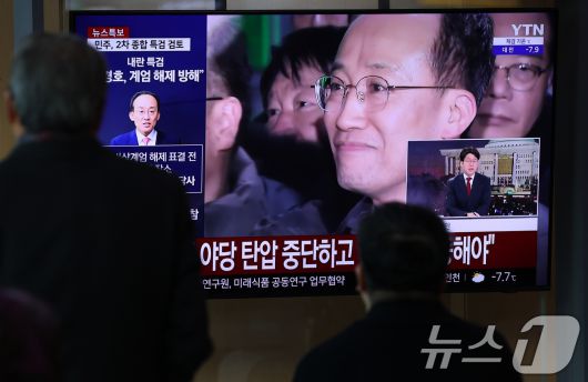 12·3 비상계엄 1년을 맞은 3일 오전 서울 중구 서울역 대합실에서 시민들이 비상계엄 해제 표결 참여를 방해한 혐의를 받는 추경호 국민의힘 의원의 구속영장 기각 관련 뉴스를 지켜보고 있다. 2025.12.3/뉴스1 ⓒ News1 오대일 기자