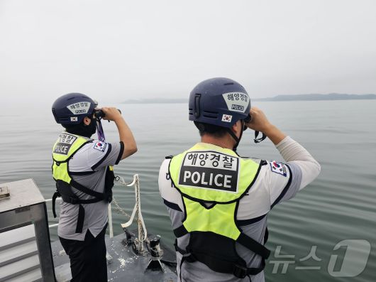 태안해양경찰이 해상을 수색하는 모습. 기사와 직접적 관련 없음.(태안해양경찰서 제공. 재판매 및 DB 금지) 2025.10.5/뉴스1