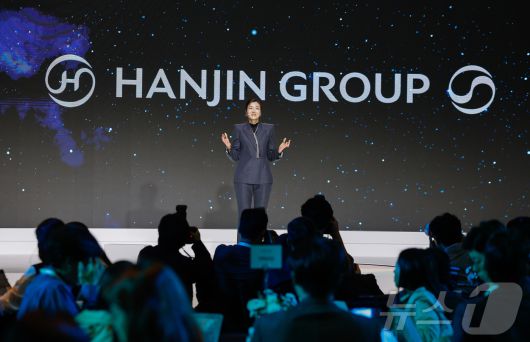 조현민 한진 사장이 23일 서울 용산구 그랜드하얏트호텔에서 열린 한진그룹 80주년 기념식 매체설명회에서 한진그룹 미래전략 및 새로운 CI에 대해 브리핑을 하고 있다. 2025.10.23/뉴스1 ⓒ News1 안은나 기자