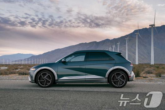 현대차그룹은 미국 유력 자동차 평가 전문 웹사이트인 '카즈닷컴'이 지난 18일에 발표한 '2026 전기차 톱 픽'에서 3개 부문에 2년 연속으로 선정됐다고 26일 밝혔다. 사진은 아이오닉5 모습. (현대차 제공. 재판매 및 DB 금지) 2025.9.26/뉴스1