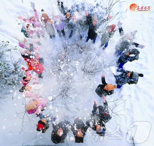 (평양 노동신문=뉴스1) = 북한 노동당 기관지 노동신문은 5일 수도 평양에 첫눈이 내렸다는 소식을 전했다. [국내에서만 사용가능. 재배포 금지. DB 금지. For Use Only in the Republic of Korea. Redistribution Prohibited] rodongphoto@news1.kr