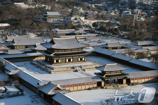 5일 서울 종로구 경복궁 일대가 밤새 내린 눈으로 하얗게 뒤덮여 있다. 2025.12.5/뉴스1 ⓒ News1 임세영 기자