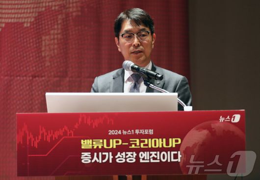 천상영 신한금융지주 CFO가 30일 서울 여의도 한국거래소에서 열린 2024 뉴스1 투자포럼(NIF)에서 ‘신한금융그룹 밸류업 전략’을 주제로 강연을 하고 있다. 민영뉴스통신사 뉴스1 주최로 열린 이번포럼은 '밸류UP-코리아UP, 증시가 성장 엔진이다'를 주제로 자본시장 전문가들이 총출동해 정보를 나눈다. 2024.10.30/뉴스1 ⓒ News1 박세연 기자