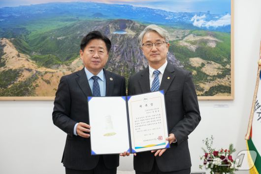 오영훈 제주지사, 강봉유 총괄건축가(제주도 제공)/뉴스1