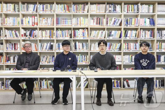 5일 오전 서울 광진구 광남고등학교에서 2026학년도 대학수학능력시험 수능 만점자 관련 언론 인터뷰를 진행하고 있다. 왼쪽부터 최재일 광남고 교장, 왕정건 학생, 고무성 광남고 담임교사, 서장협 졸업생. (공동취재) 2025.12.5/뉴스1 ⓒ News1 오대일 기자