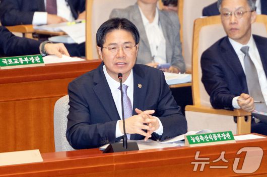 강형석 농림축산식품부 차관이 10일 서울 여의도 국회에서 열린 제429회국회(정기회) 예산결산특별위원회 제5차 전체회의에 출석해 의원 질의에 답변하고 있다. 2025.11.10/뉴스1 ⓒ News1 이승배 기자