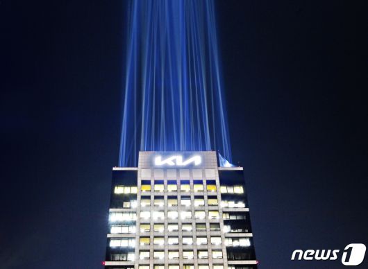 기아자동차가 2021년 사명을 '기아'로 변경했다. 새 로고 현판이 적용된 서울시 서초구 양재동 기아 사옥의 모습. (기아 제공) 2021.1.15/뉴스1