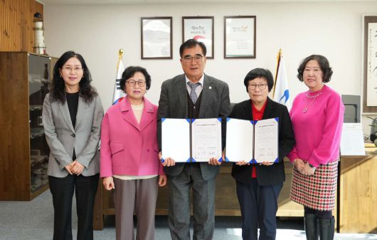 여성문화센터 민간 위탁 협약식  후 기념촬영을 하고 있다.(서천군 제공. 재판매 및 DB금지)/뉴스1