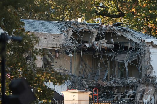 20일(현지시간) 미국 워싱턴DC 백악관 이스트윙에서 도널드 트럼프 미국 대통령이 계획한 무도회장 건설을 위해 부분 철거가 진행되고 있다. 2025.10.20. ⓒ 로이터=뉴스1 ⓒ News1 윤다정 기자