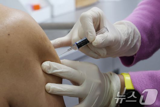 경기 수원시 팔달구 인구보건복지협회 경기도지회 가족보건의원 찾은 환자들이 독감 예방접종을 하고 있다. 2025.11.28/뉴스1 ⓒ News1 김영운 기자