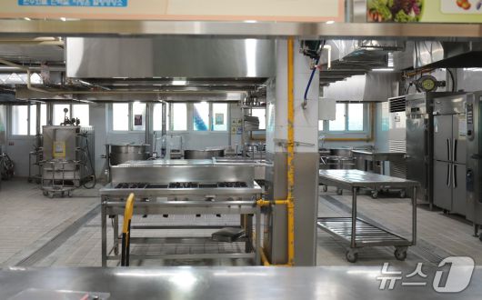 전국학교비정규직연대회의가 올해 임금교섭 난항으로 전국 릴레이 파업을 벌이는 가운데 5일 울산의 한 학교에서도 급식 차질이 빚어져 급식실 조리공간이 텅 비어있다. ⓒ News1 김세은 기자