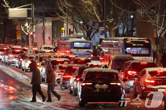 폭설이 내린 4일 오후 서울 종로구 안국동 도로의 차량들이 눈길에 큰 정체를 빚고 있다. 2025.12.4/뉴스1 ⓒ News1 이광호 기자