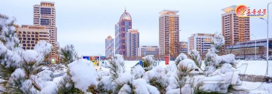 (평양 노동신문=뉴스1) = 북한 노동당 기관지 노동신문은 5일 수도 평양에 첫눈이 내렸다는 소식을 전했다. [국내에서만 사용가능. 재배포 금지. DB 금지. For Use Only in the Republic of Korea. Redistribution Prohibited] rodongphoto@news1.kr