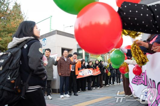 수능일인 지난달 13일 구미 산동고 앞에서 김장호 구미시장이 시험장으로 향하는 수험생들을 격려하고 있다. (구미시 제공. 재판매 및 DB금지)/뉴스1 2025.11.13/뉴스1 ⓒ News1 정우용 기자