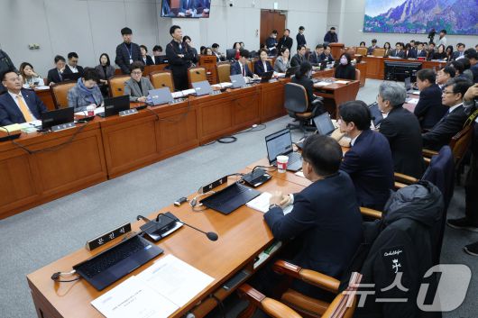 지난 3일 서울 여의도 국회에서 열린 국회운영위원회에서 전체회의에서 문진석 더불어민주당 간사의 자리가 비어 있다. 2025.12.3/뉴스1 ⓒ News1 신웅수 기자