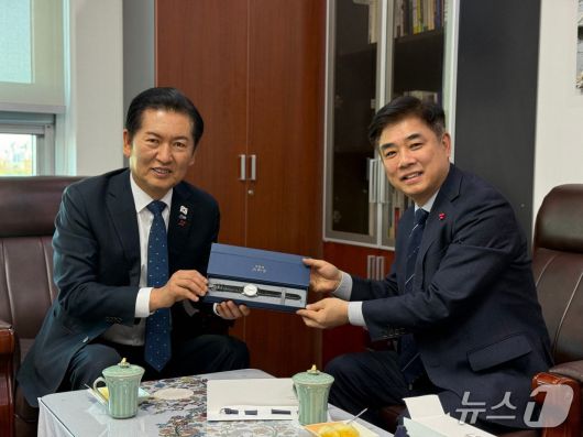 정청래 민주당 대표가 5일 국회에서 김병욱 대통령실 정무비서관을 만난 자리에서 '이재명 대통령 손목시계'를 전달받고 기념 촬영을 하고 있다. (정청래 대표 페이스북)