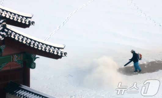 5일 서울 종로구 경복궁에서 관계자가 밤새 내린 눈을 치우고 있다. 2025.12.5/뉴스1 ⓒ News1 임세영 기자