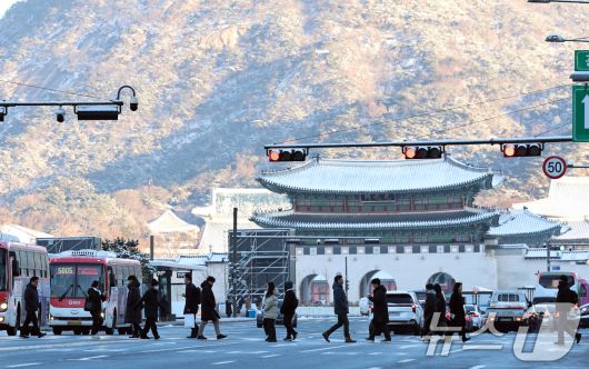 5일 오전 시민들이 눈 내린 서울 광화문 앞을 지나고 있다. 2025.12.5/뉴스1 ⓒ News1 구윤성 기자