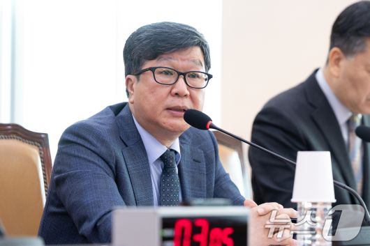 편장완 한국예술종합학교 총장이 20일 서울 여의도 국회에서 열린 문화체육관광위원회 사행산업통합감독위원회 등에 대한 국정감사에 출석해 안경을 고쳐쓰고 있다. 2025.10.20/뉴스1 ⓒ News1 이승배 기자