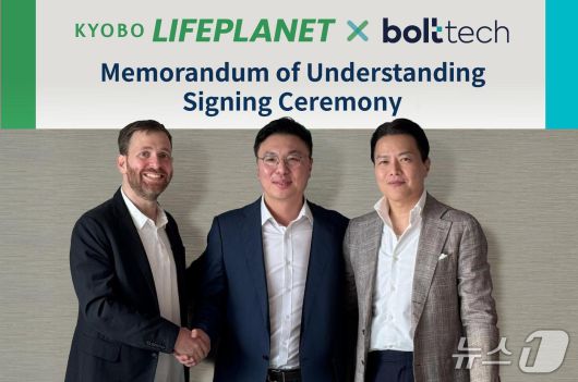 12월 3일 홍콩에서 열린 아시아 최대 규모의 인슈어테크 컨퍼런스 ( Insurtech insights Asia 2025) 에서 교보라이프플래닛과 볼트테크코리아가 업무협약을 체결했다. 좌측부터 필립 볼트테크 아시아태평양 대표, 김영석 교보라이프플래닛 대표, 고광범 볼트테크코리아 대표/사진제공=교보라이프플래닛생명