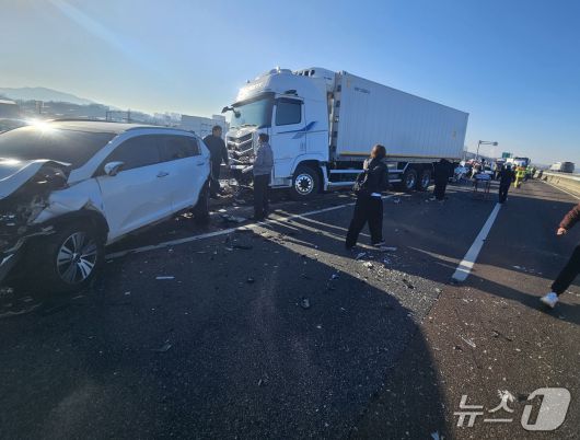 5일 오전 9시 10분쯤 충북 청주시 청원구 오동동 3순환로에서 차량 9대가 연쇄 추돌했다.(청주동부소방서 제공. 재판매 및 DB금지)/뉴스1