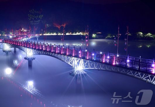 경북도, 무장애 관광환경 공모 3개소 선정…국비 7억5000만원 확보 경북도가 문화체육관광부와 한국관광공사가 주관한 ‘2026년도 무장애 관광환경 조성 공모사업’에서 포항 2개소, 안동 1개소 등 총 3개 관광지가 선정돼 국비 7억5000만원을 확보했다.사진은 월영교 야경(경북도 제공. 재판매 및 DB금지) /뉴스1