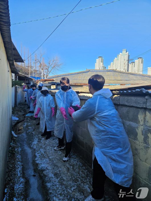 산림청 봉사동호회 나눔을 바르는 사람들이 지역 소외계층에 연탄 1200장을 전달했다.(산림청 제공.재판매 및 DB금지)/뉴스1
