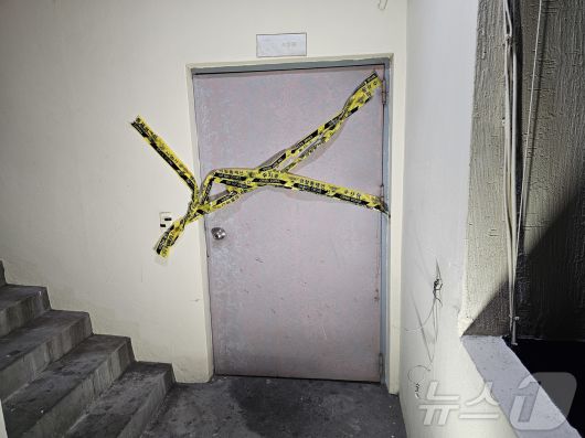 3일 오후 경남 창원시 마산회원구 합성동 한 모텔에서 흉기 사건이 발생, 경찰이 현장을 통제하고 있다. 2025.12.3/뉴스1 ⓒ News1 박민석 기자