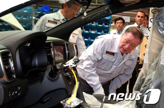 정몽구 현대차그룹 회장이 3일(현지시간) 슬로바키아 질리나 시에 위치한 기아차 유럽공장을 방문해 둘러보고 있다. (현대차그룹 제공) 2016.8.4/뉴스1 ⓒ News1 추연화 기자