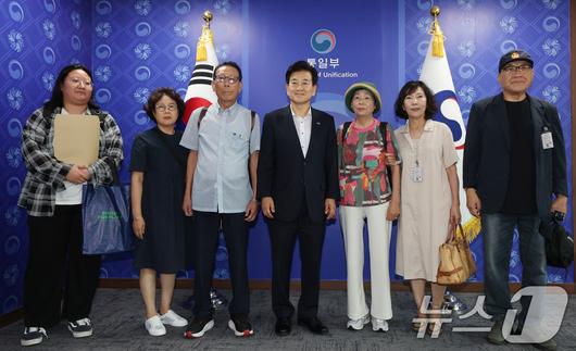 지난 2025년 8월 8일 정동영 통일부 장관이 서울 종로구 정부서울청사에서 최성룡 전후납북자피해가족연합회 이사장 및 이사진 면담에 앞서 기념촬영을 하고 있다. /뉴스1 ⓒ News1 임세영 기자