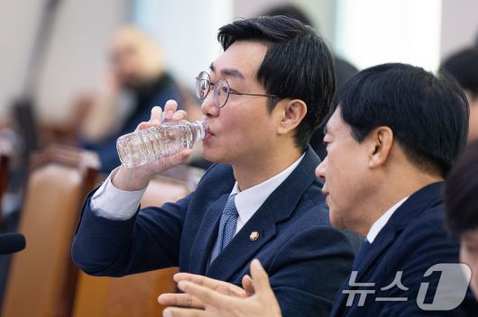 장경태 더불어민주당 의원이 5일 서울 여의도 국회에서 열린 제429회 국회(정기회) 법제사법위원회 제9차 법안심사제1소위원회에서 이성윤 의원과 대화하며 물을 마시고 있다. 2025.12.5/뉴스1 ⓒ News1 유승관 기자