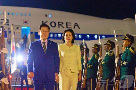 G20 정상회의에 참석하는 이재명 대통령과 김혜경 여사가 21일(현지시간) 남아프리카공화국 요하네스버그 O.R. 탐보 국제공항에 도착해 공군1호기에서 내려 이동하고 있다. (대통령실 제공. 재판매 및 DB 금지) 2025.11.23/뉴스1 ⓒ News1 이재명 기자