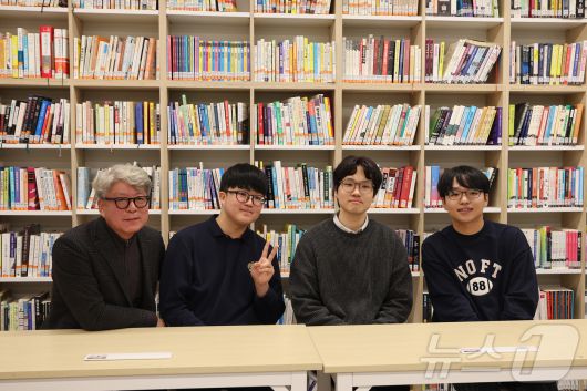 2026학년도 대학수학능력시험 만점을 받은 왕정건(18·왼쪽 두 번째)군이 5일 오전 서울 광진구 광남고등학교에서 기념사진을 찍고 있다. 왼쪽부터 최재일 광남고등학교 교장, 고무성 담임선생님, 서장협 전년도 수능 만점자. (공동취재) 2025.12.5/뉴스1 ⓒ News1 오대일 기자