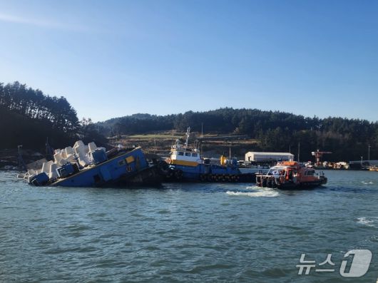 완도해경이 5일 오전 완도 청산도 항구에서 침수된 바지선에서 안전 조치를 취하고 있다.(완도해경 제공. 재판매 및 DB 금지) 2025.12.5/뉴스1