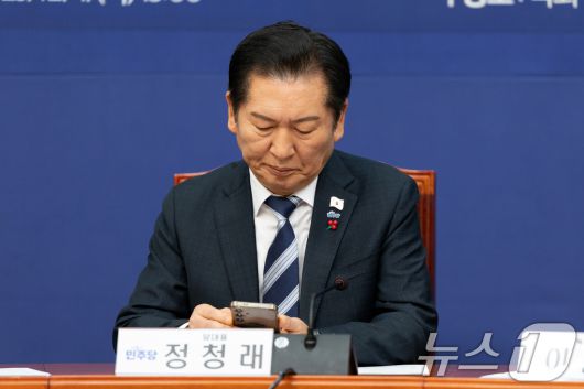 정청래 더불어민주당 대표가 4일 서울 여의도 국회에서 열린 역사와정의특별위원회-국가보훈정책특별위원회 보훈·역사 분야 정책 간담회에서 핸드폰을 확인하고 있다. 2025.12.4/뉴스1 ⓒ News1 이승배 기자