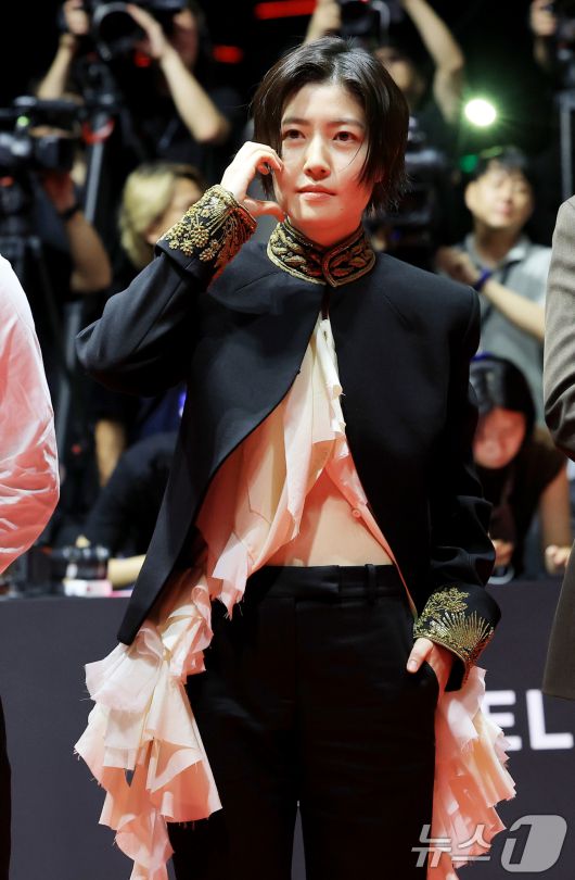 배우 심은경이 17일 오후 부산 해운대구 영화의전당에서 열린 ‘제30회 부산국제영화제’(BIFF) 개막식에 참석해 인사를 하고 있다. 2025.9.17/뉴스1 ⓒ News1 권현진 기자